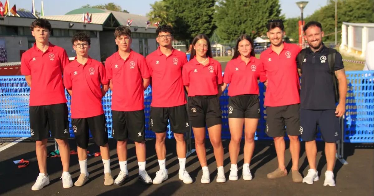Atletas e treinador da Seleção Portuguesa de patinação de velocidade reunidos antes do Campeonato da Europa.